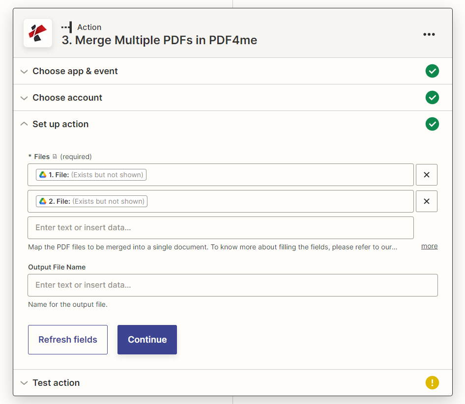 Clique para ampliar A ação "Mesclar vários PDFs" do Zapier configura o painel de ação, exibindo a lista de arquivos com duas entradas de arquivo mapeadas e um campo opcional para o nome do arquivo de saída.
